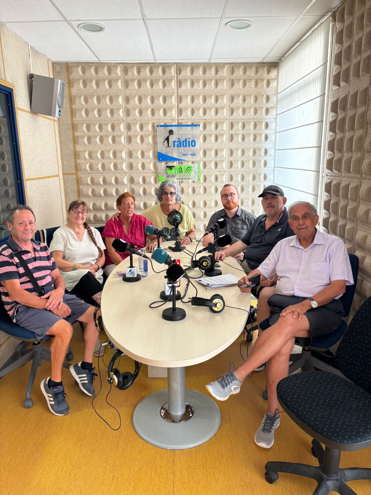 Fotogràfia a la ràdio al rededor de la taula